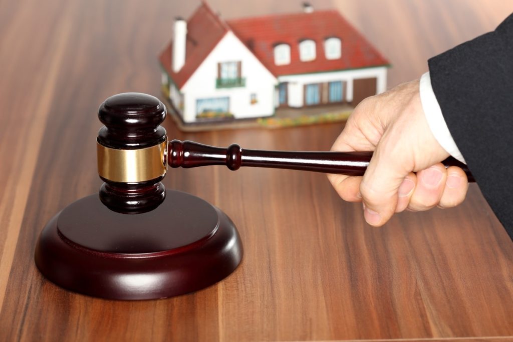 Enchères : Le juge ne peut pas adjuger un bien à un prix inférieur à la mise à prix – Avocat AVIGNON